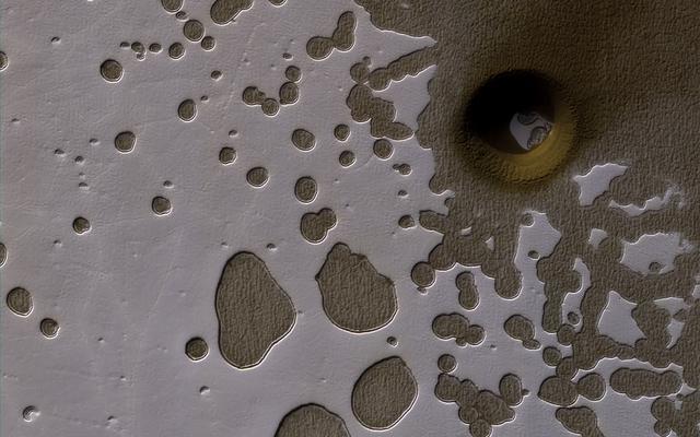 NASA discovers mysterious deep hole on Mars